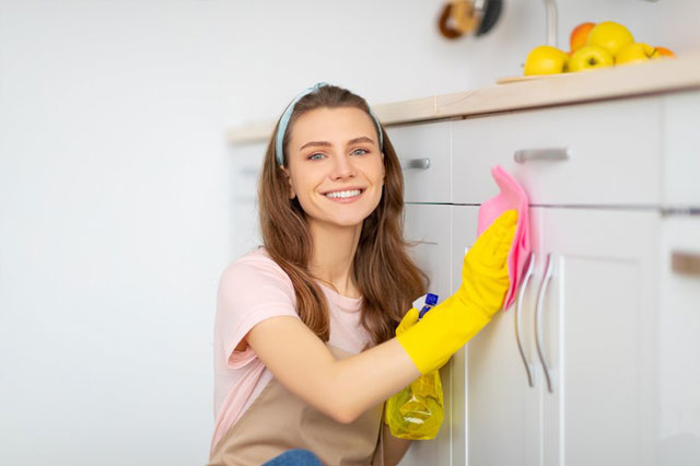 Как очистить кухонные шкафы от грязи и жира