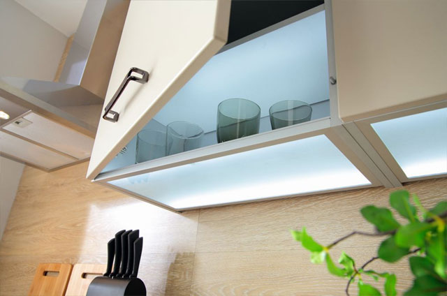 Интерьер маленькой кухни - светильникам в верхних шкафах
