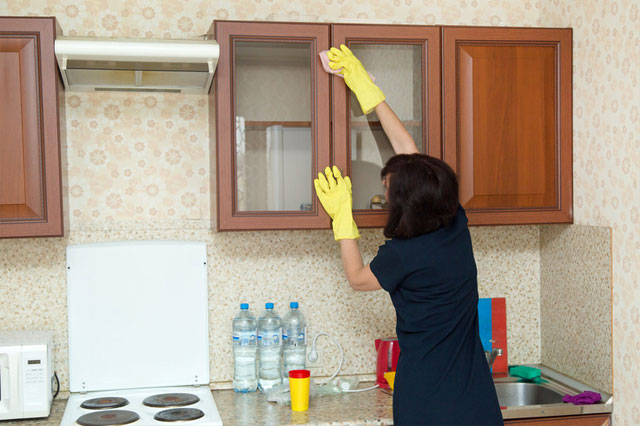 В каком порядке чистить кухонные шкафы?