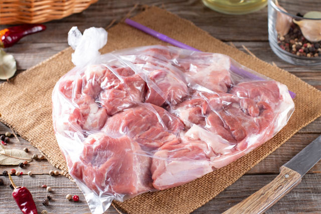Расфасованное мясо необходимо вынуть из магазинной упаковки