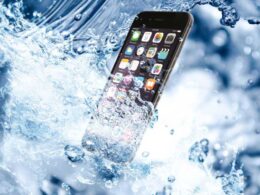 Что нельзя делать, если смартфон упал в воду