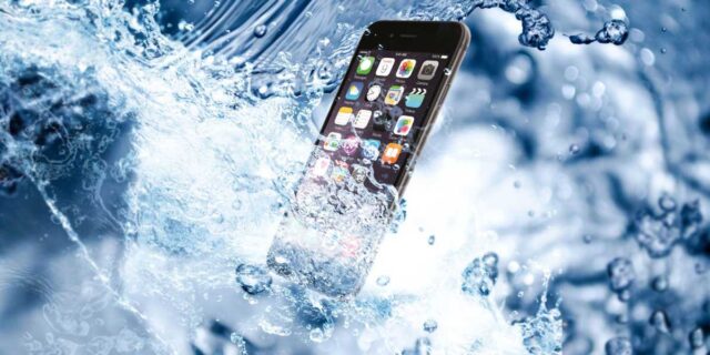 Что нельзя делать, если смартфон упал в воду