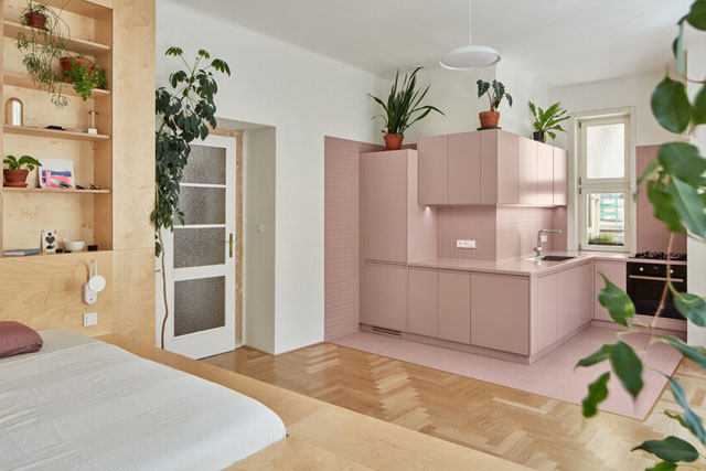 Розовая кухня – пудровый цвет выделяет пространство