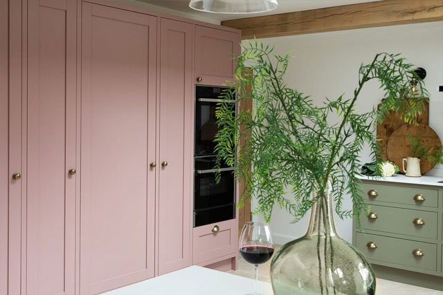 Массивная кухонная мебель – розовый цвет добавляет ей легкости