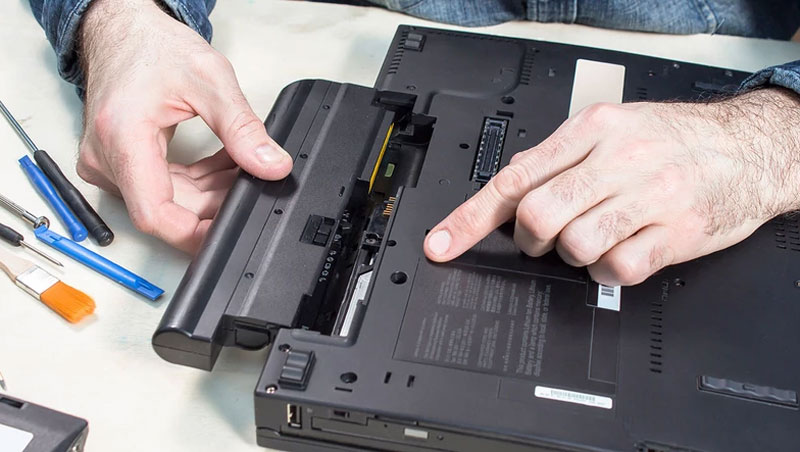 Извлечь батарею обычно не составляет труда, хотя все больше и больше ноутбуков делают это невозможным.