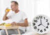 Диетологи назвали идеальное время для утреннего приема пищи